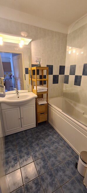 Bathtub, hair dryer, towels, soap - Un Petit Nid au Coeur de L'alsace (Bergheim)