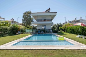 Piscina externa sazonal