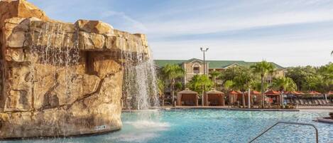 Una piscina al aire libre, una piscina climatizada
