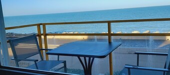 APARTMENT SEA AND DIKE WISSANT