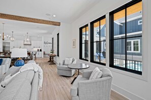 Smart TV, chimenea, tenis de mesa y estéreo 