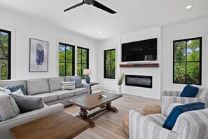 Smart-TV, Kamin, Tischtennisplatte, Stereoanlage