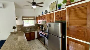 Een koelkast, een oven, een kookplaat, een vaatwasser