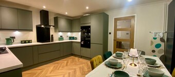 Luxury 3 Bed Stay In Bedford Town By Moribula Stays Sleeps 5 Adults Plus 3 Kids