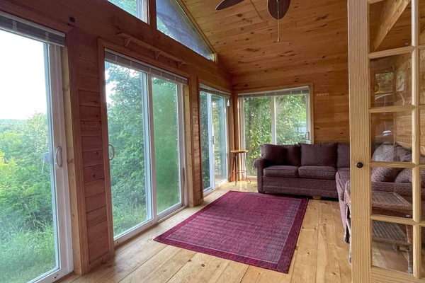 Smart-tv, ett bordtennisbord och datorskärmar