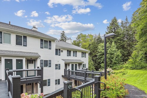 Lodge Condo 26: slopeside 2 br, fireplace, free ski shuttle, summer pool!