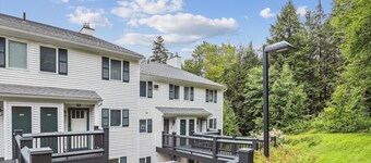 Lodge Condo 26: slopeside 2 br, fireplace, free ski shuttle, summer pool!