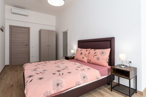 Comfort Double Room | Select Comfort beds, desk, laptop workspace, soundproofing - Hostel Antique (Pula)