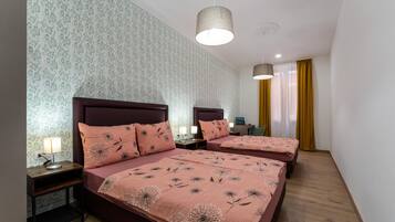 Habitación cuádruple Confort | Camas Select Comfort, escritorio y espacio para trabajar con laptop