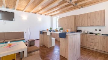 Full-sized fridge, microwave, oven, stovetop