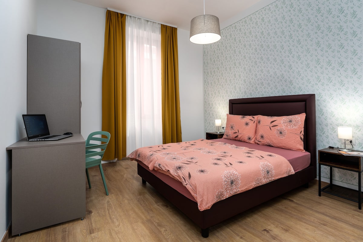 City tweepersoonskamer | Select Comfort-bedden, een bureau, een laptopwerkplek