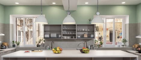 Full-sized fridge, microwave, oven, stovetop