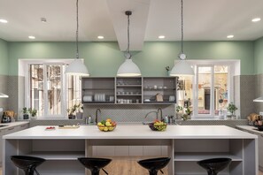 Stort kylskåp, mikrovågsugn, ugn och spishäll