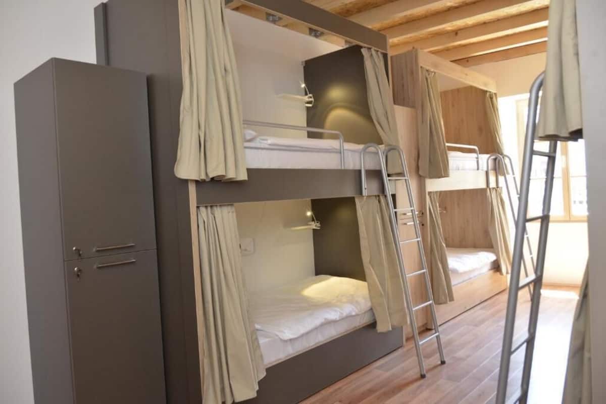 Select Comfort-bedden, een bureau, een laptopwerkplek