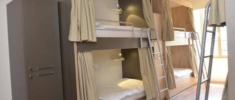 Select Comfort -patjalliset sängyt, työpöytä