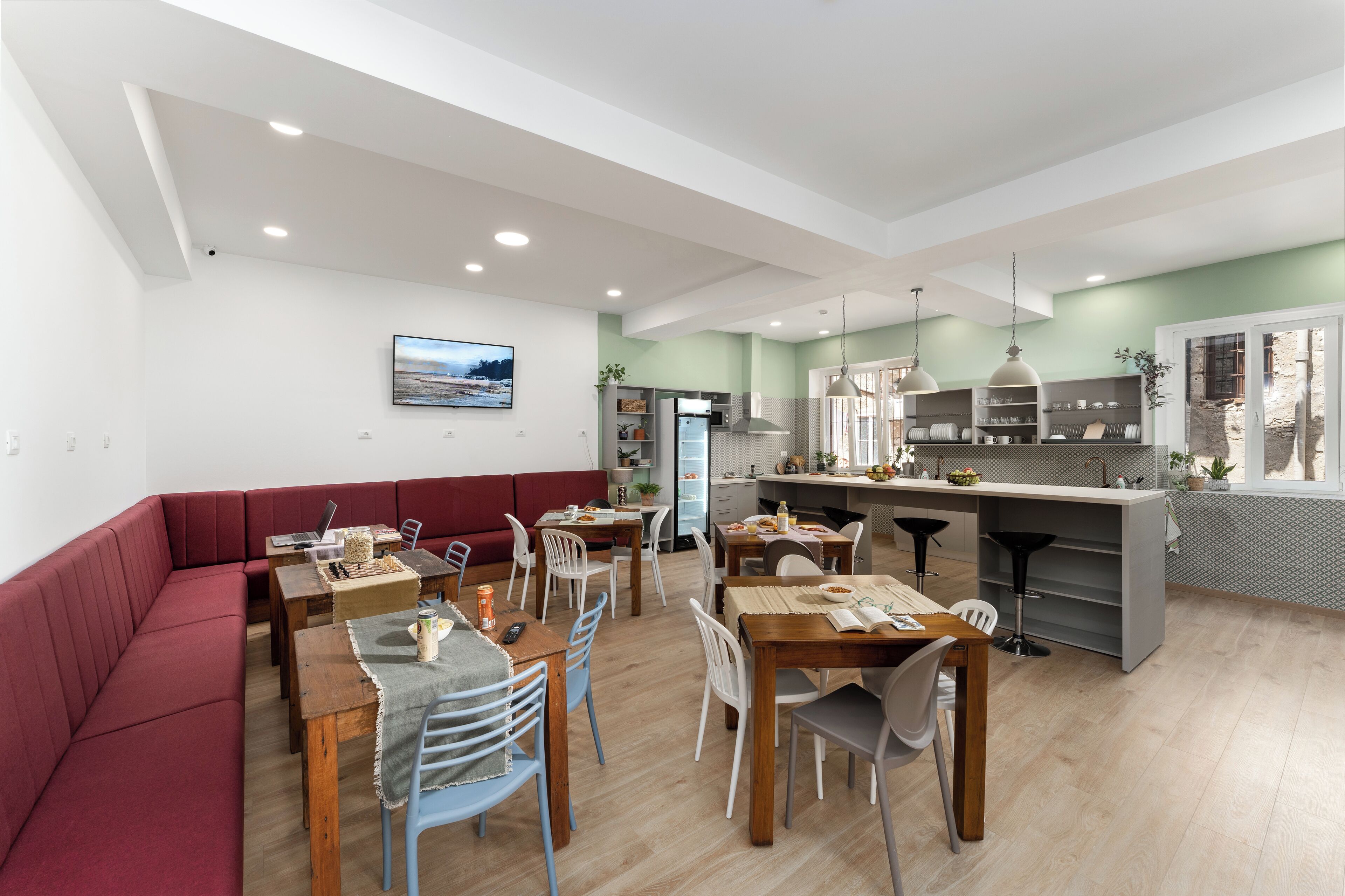 Full-size fridge, microwave, oven, stovetop