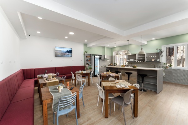 Full-size fridge, microwave, oven, stovetop