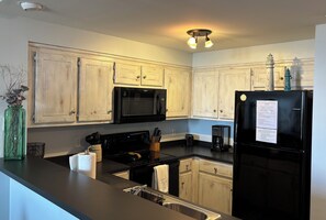 雪櫃、微波爐、焗爐、爐具