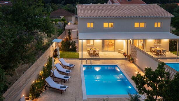 A modern house with a swimming pool, outdoor seating, and a well-lit patio area. - Vertzami Villa just 2km from Lefkada city center (Lefkada)