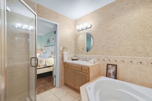 Dusche, Whirlpool, Haartrockner, Handtücher