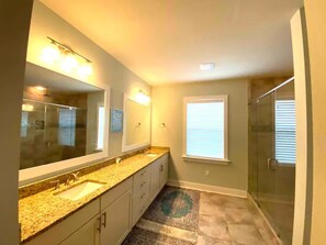 Duschwanne, Haartrockner, HandtĂŒcher, Seife