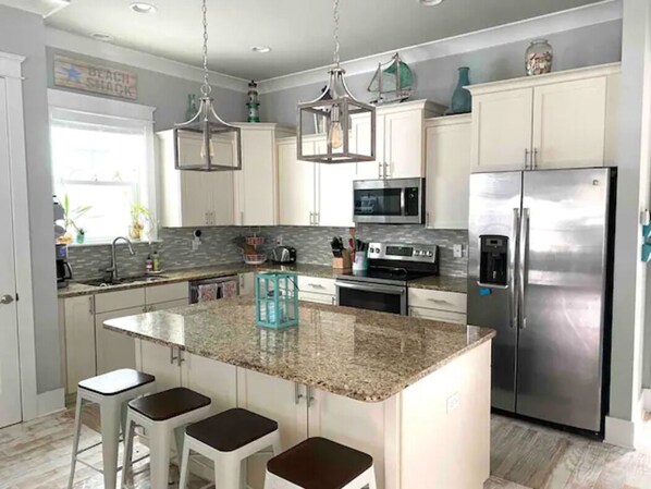 KĂŒhlschrank, Mikrowelle, Ofen, Herdplatte