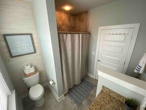 Duschwanne, Haartrockner, Handtücher, Seife