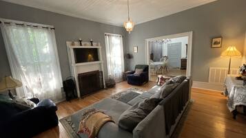 Smart TV, DVD player, books, printers