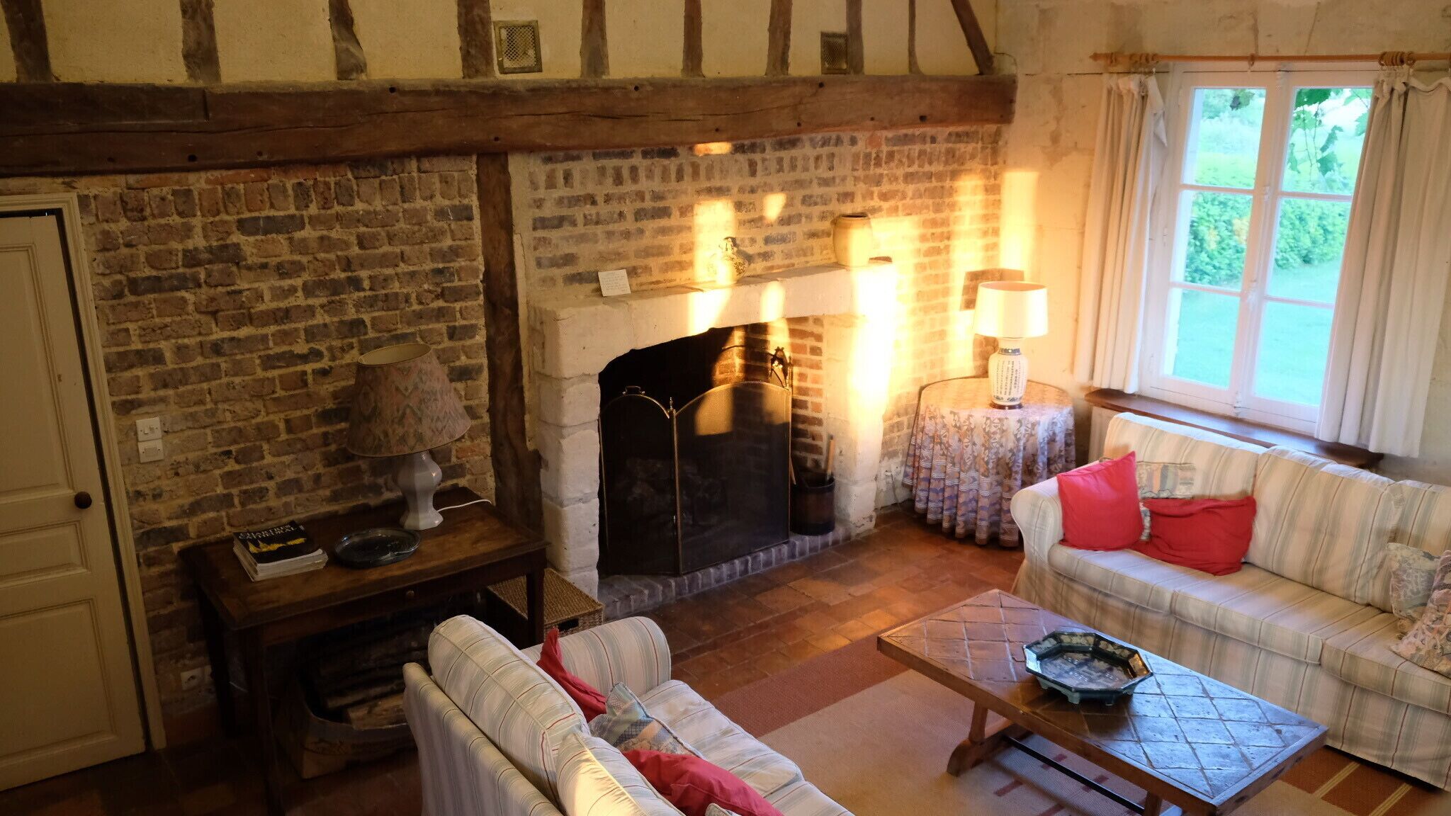 壁炉、DVD 播放器、书、立体声音响