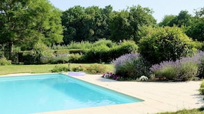 Outdoor pool, a heated pool - Family-friendly farm house, pool & tennis court, with large garden, near Loire (Prunay-Cassereau)