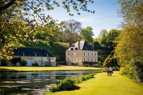 Family-friendly farm house, pool & tennis court, with large garden, near Loire