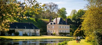 Family-friendly farm house, pool & tennis court, with large garden, near Loire