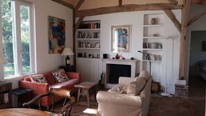 壁炉、DVD 播放器、书、立体声音响