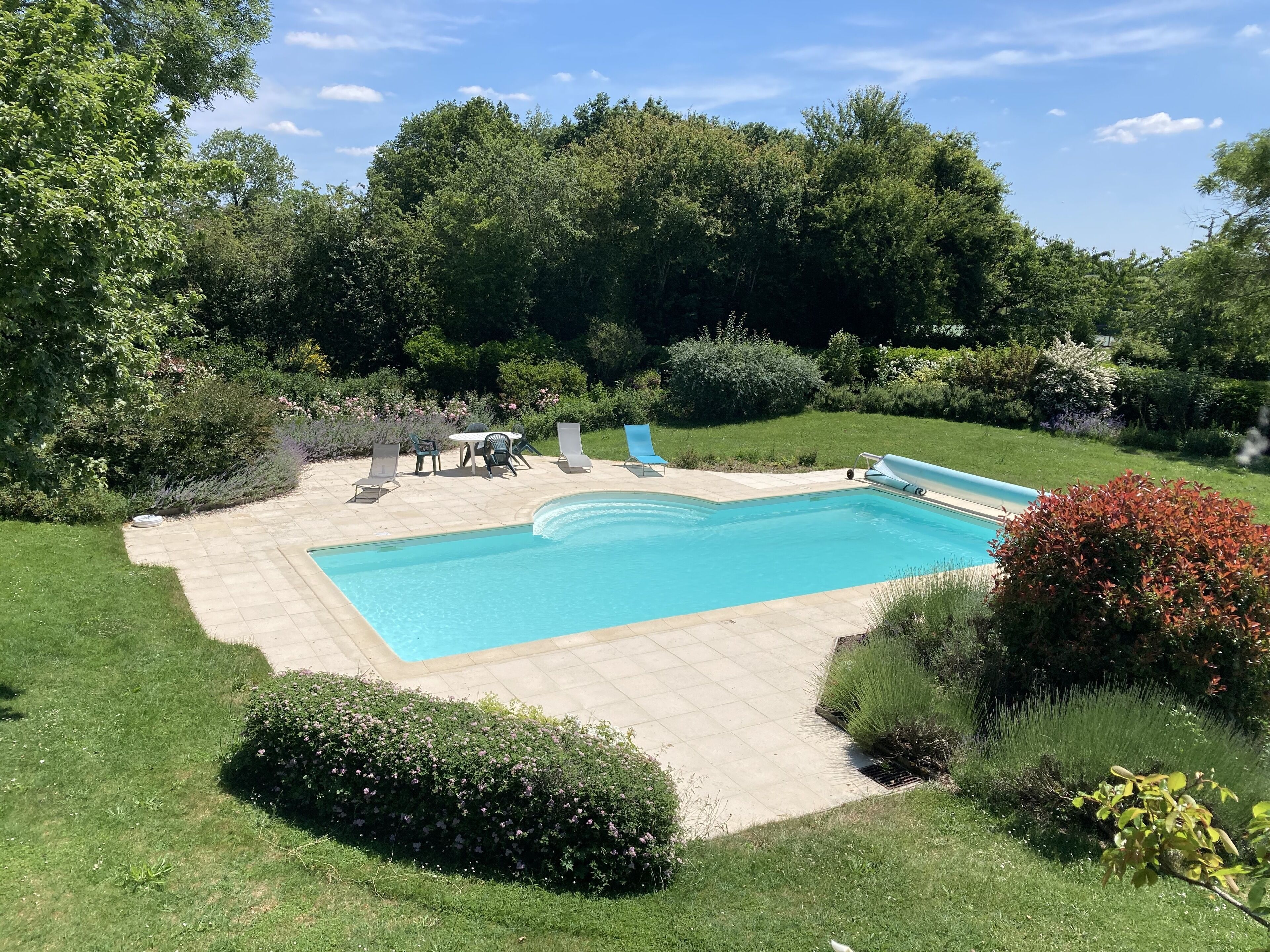 Een buitenzwembad en een verwarmd zwembad