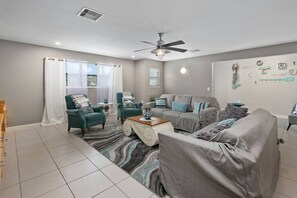 TV - Bel · Boardwalk POOL Home w Bikes and Boat Parking (Kemah)