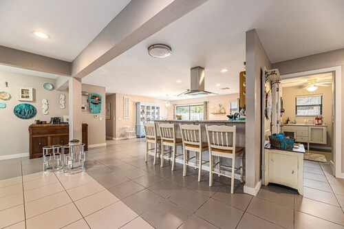 Bel · Boardwalk POOL Home w Bikes and Boat Parking