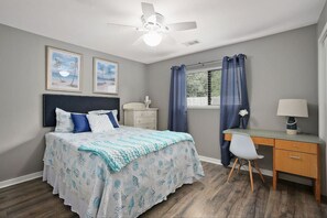 2 bedrooms, desk, iron/ironing board, travel cot - Bel · Boardwalk POOL Home w Bikes and Boat Parking (Kemah)