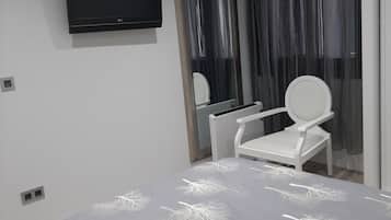 3 slaapkamers, een bureau, een strijkplank/strijkijzer, reisbedje