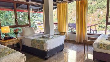 Panoramic fyrbäddsrum | Skrivbord, gratis wi-fi och sängkläder