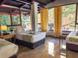 Panoramic Quadruple Room | Desk, free WiFi, bed sheets