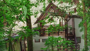 A traditional wooden house surrounded by lush greenery. - Rupa Rupa High Jungle Eco B&B (Machu Picchu)