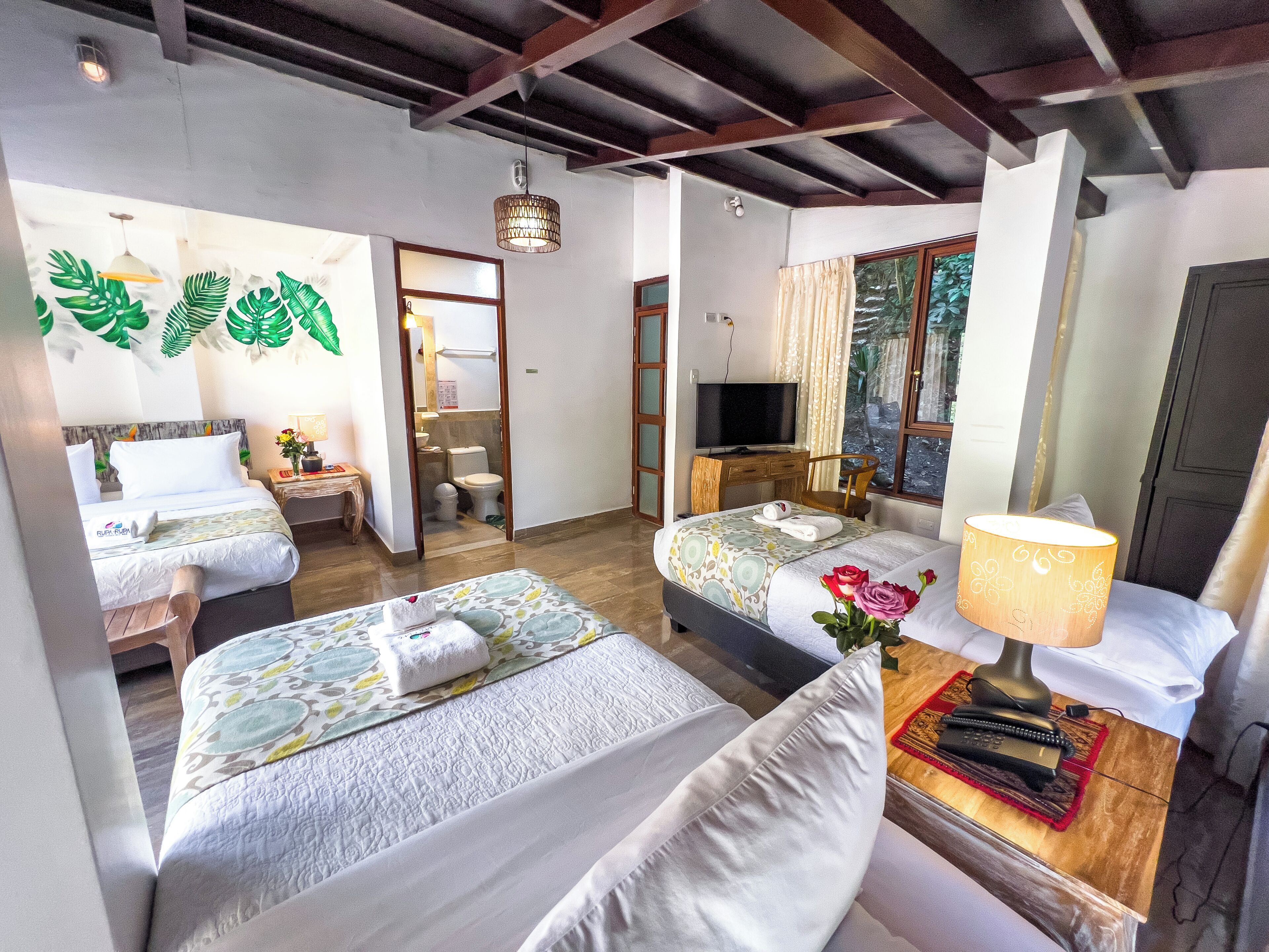 Chambre quadruple panoramique | Bureau, accès au Wi-Fi (inclus), literie fournie