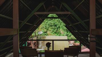 Exclusieve tweepersoonskamer | Een bureau, gratis wifi, beddengoed