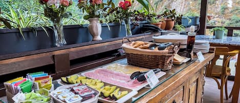 Free daily continental breakfast