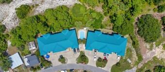 A block to the beach, Families, Nearby fun & restaurants, Near Walmart, Pool