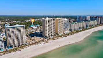 Nær stranden og strandhåndklær