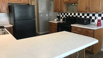 Micro-ondes, four, plaque de cuisson, lave-vaisselle