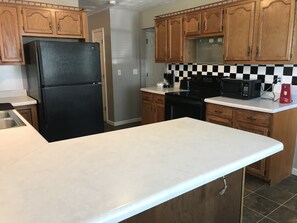 Four à micro-ondes, un four, surface de cuisson, lave-vaisselle