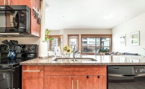 Fridge, microwave, oven, stovetop - Amazing location! Steps to Okanagan Beach. Lakeview condo (Penticton)