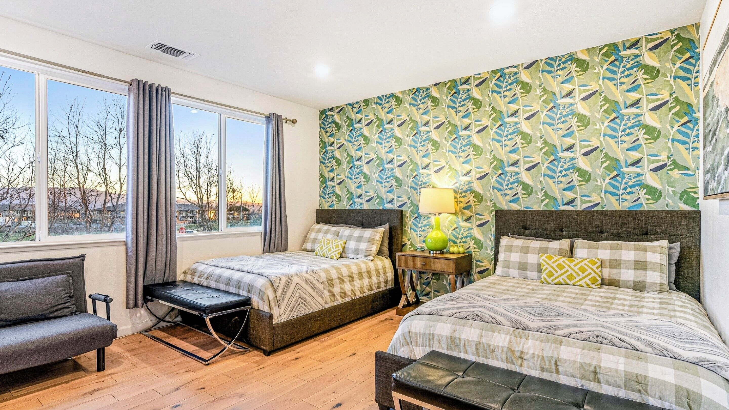 5 habitaciones, tabla de planchar con plancha y wifi gratis 